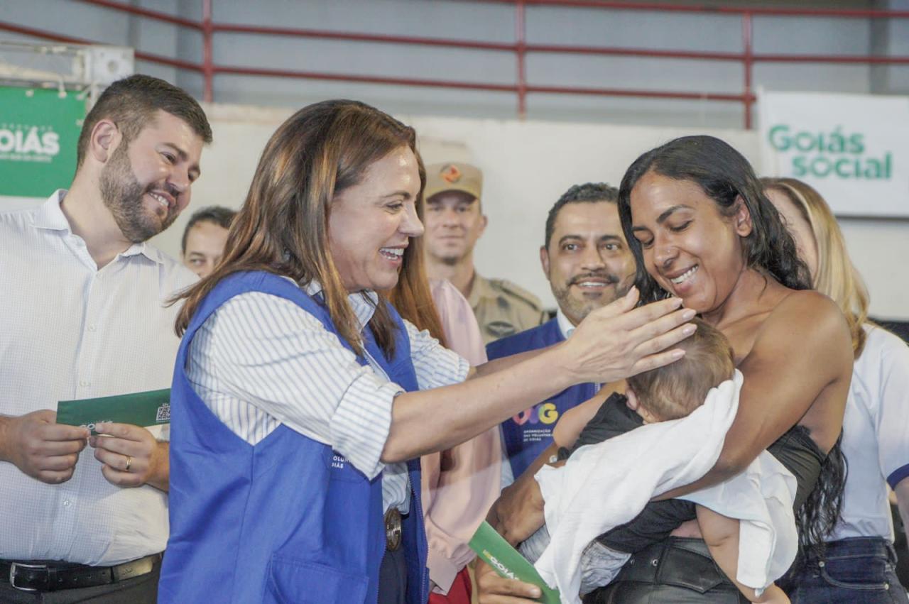 Gracinha Caiado entrega benefícios do Goiás Social à população de Anápolis