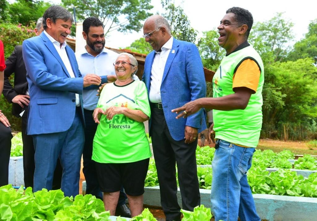 Prefeito Rogério e ministro Wellington Dias destacam parceria em prol de famílias em vulnerabilidade social, durante visita ao Cras do Bairro Floresta