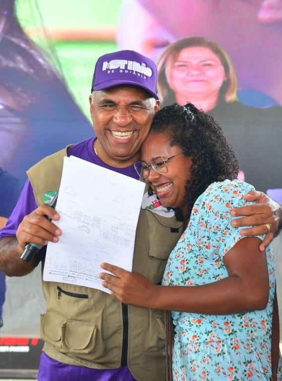 Prefeito Rogério entrega registro de lotes a famílias inscritas no Pograma Casa da Gente