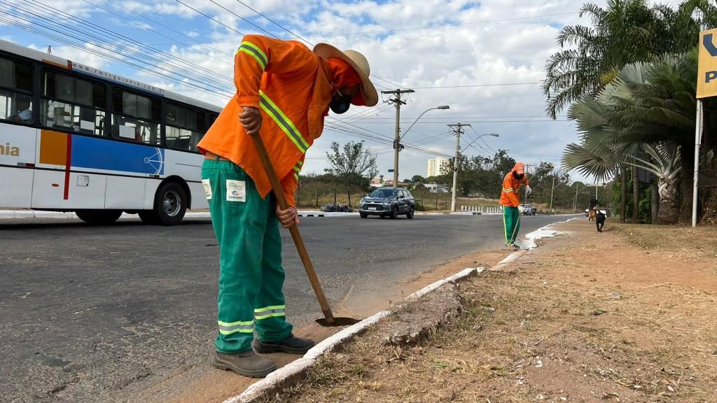 Prefeitura de Goiânia executa amplo programa de varrição que beneficia 2.950 rotas nesta semana