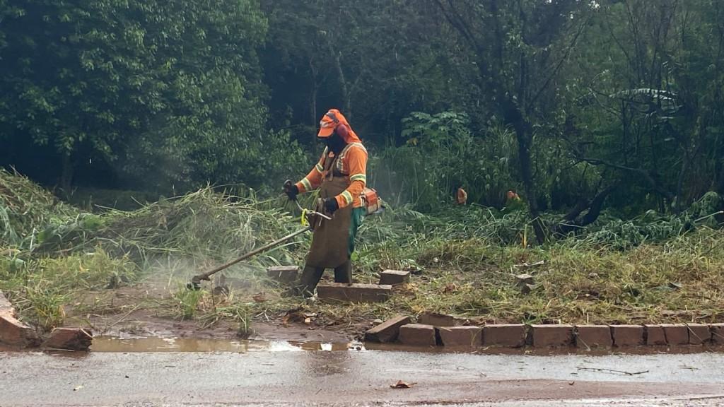 Prefeitura de Goiânia realiza serviços de limpeza nos córregos Cascavel e Botafogo