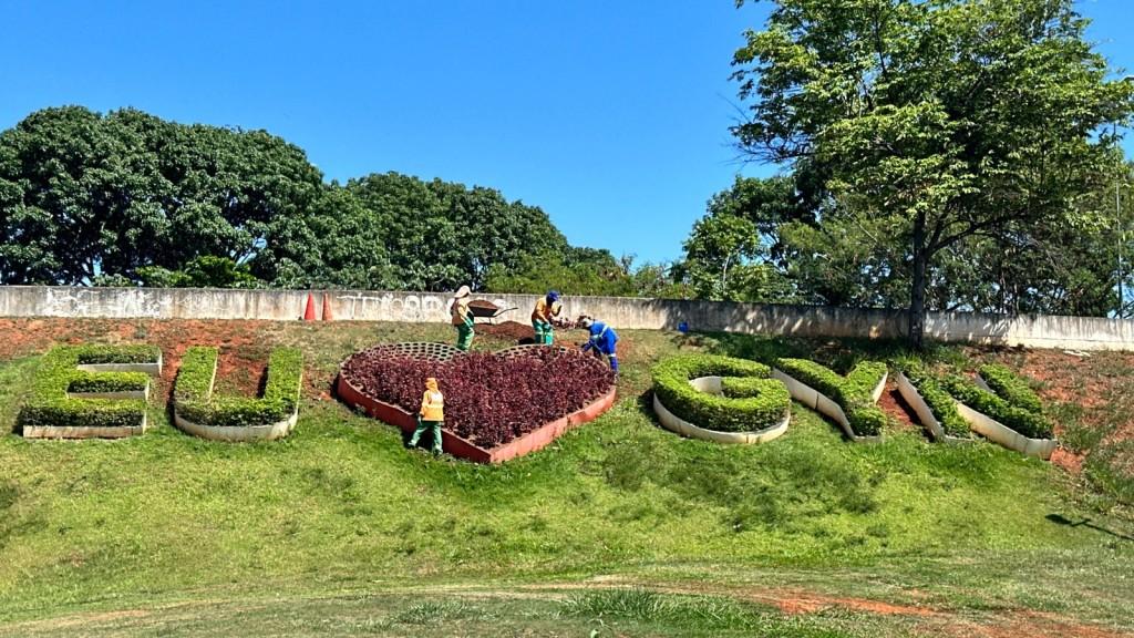 Prefeitura renova paisagismo de canteiros com plantas ornamentais e floríferas