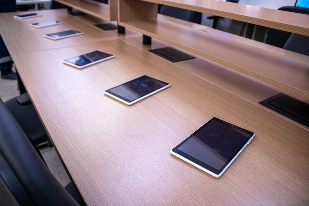 Cerca de 500 estudantes da rede municipal de Educação, beneficiários do CadÚnico, receberão tablets para uso educacional nesta quinta-feira (30/11)