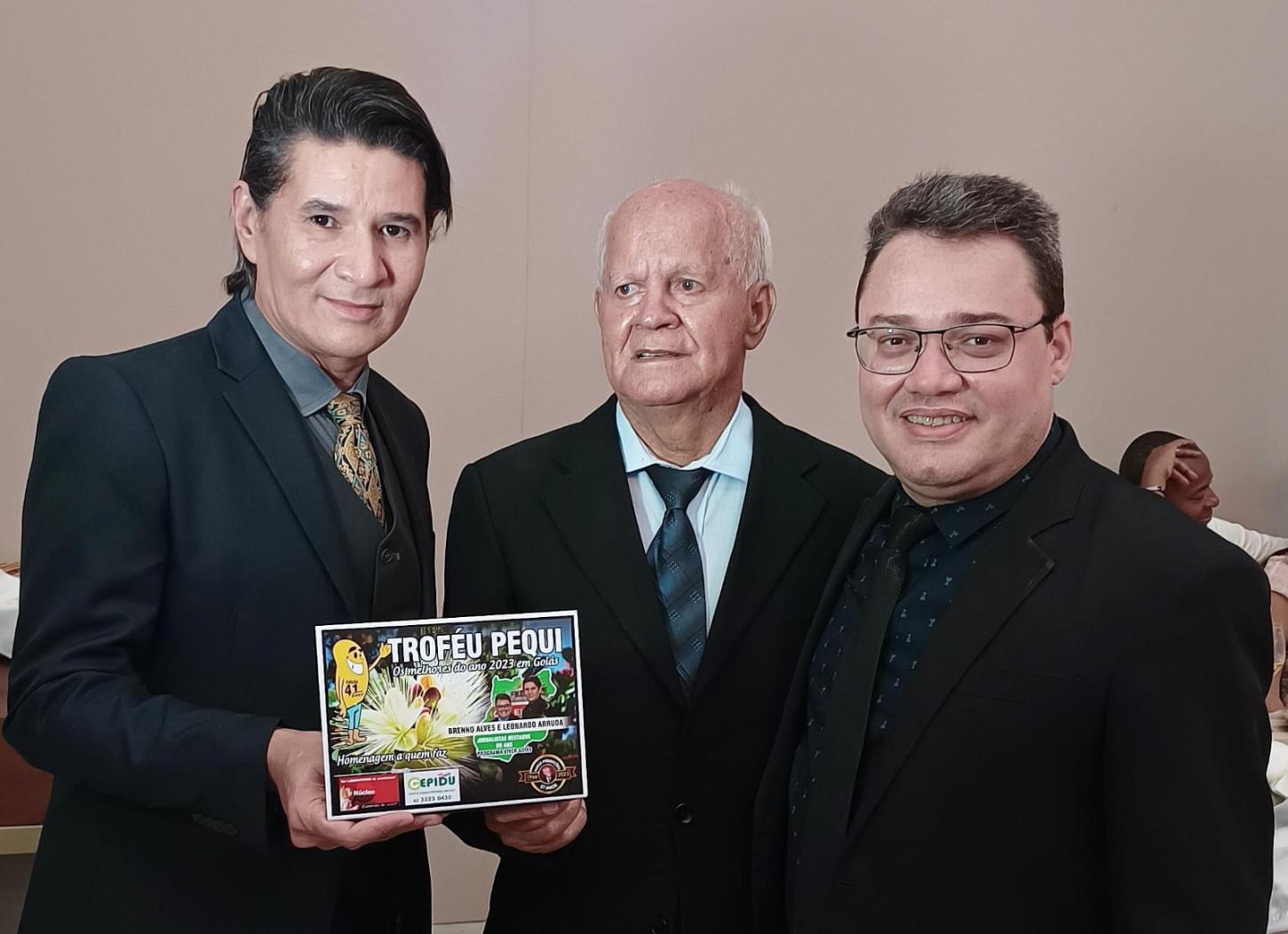 Jornalistas Brenno Alves e Leonardo Arruda recebem Troféu Pequi em homenagem aos melhores do ano 2023