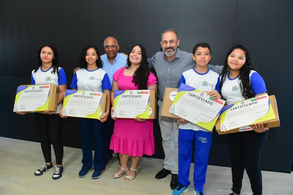 Prefeito Rogério homenageia estudantes autores de redações sobre o presente e o futuro de Goiânia