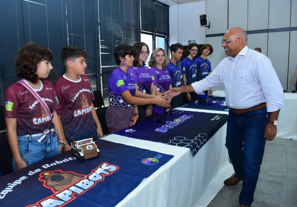 Prefeito Rogério homenageia estudantes goianienses premiados na Olimpíada Brasileira de Robótica