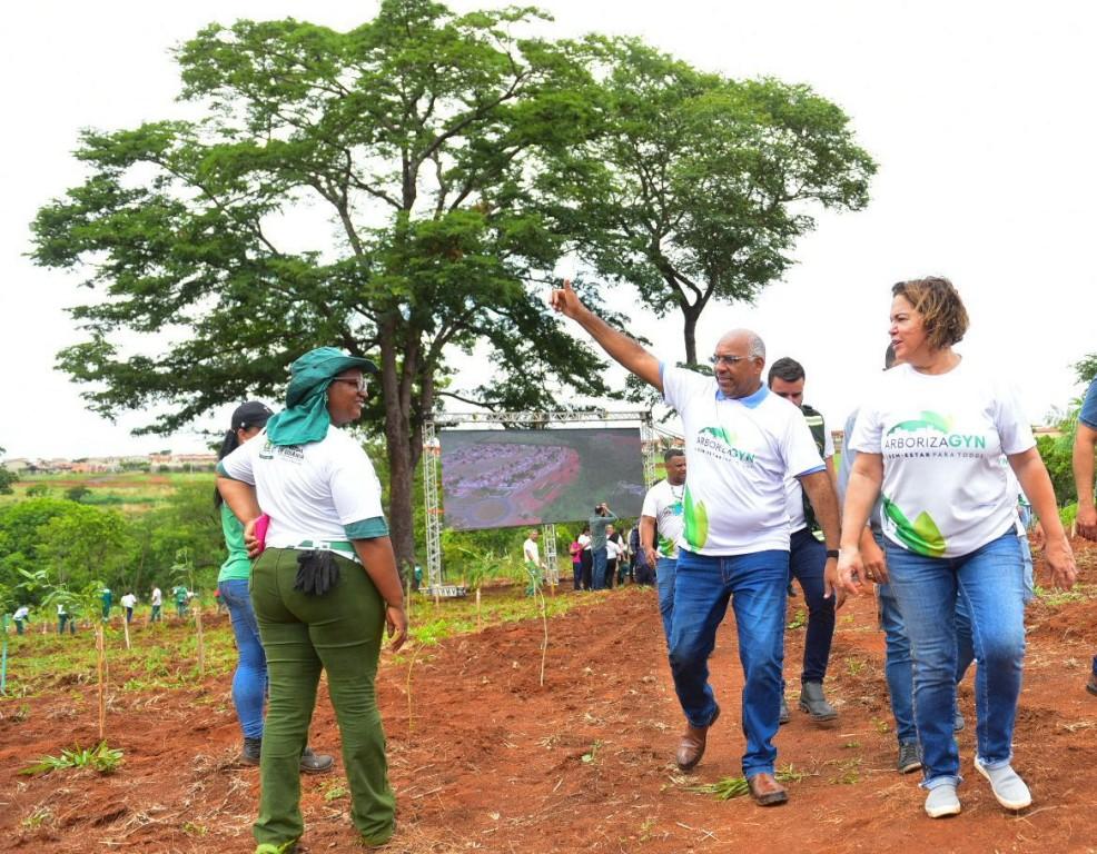 Prefeito Rogério lidera maior ação de plantio de árvores na história de Goiânia, no Jardins do Cerrado 4