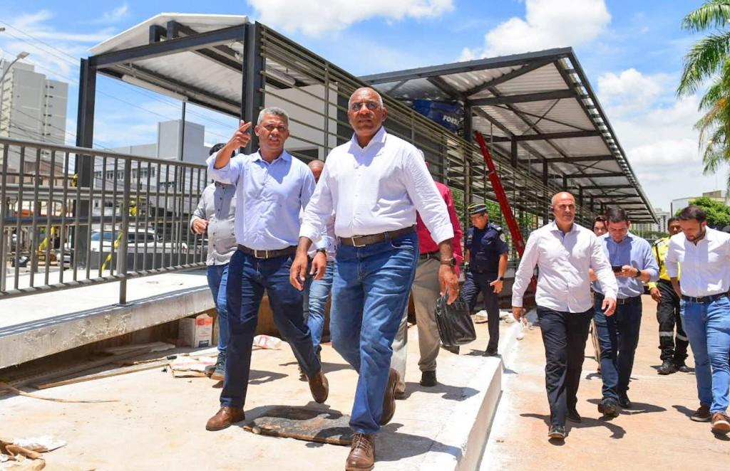 Prefeito Rogério vistoria obras do BRT e ressalta compromisso para entregar projeto iniciado há duas gestões