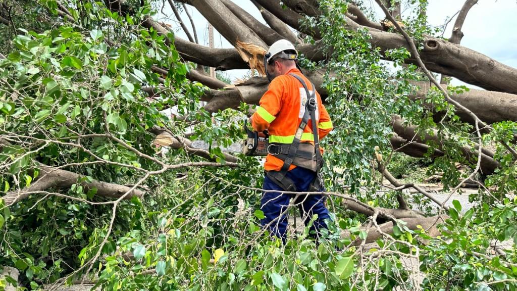 Prefeitura de Goiânia intensifica ações de limpeza em 120 bairros e desobstrui 21 vias após fortes chuvas na cidade