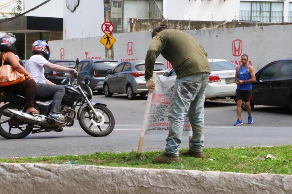 Prefeitura de Goiânia remove mais de 60 mil engenhos publicitários irregulares de janeiro a novembro