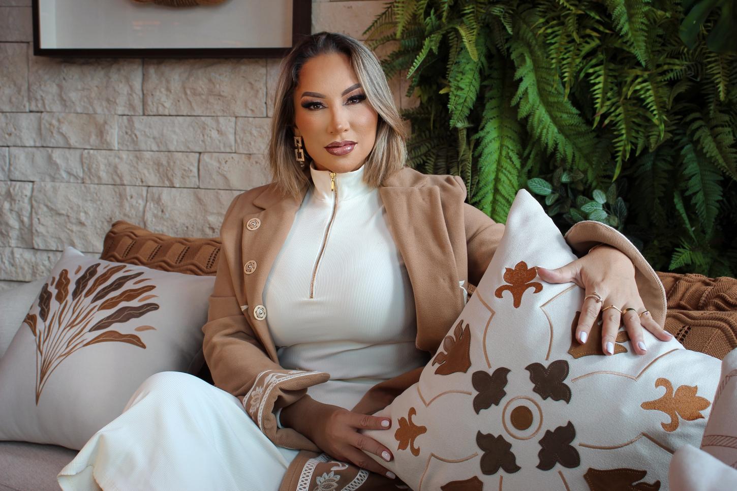 Empresária Quênia Costa é capa da nova edição da Revista Viver Goiás