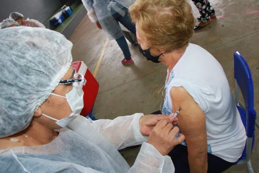 Goiânia já vacina idosos e imunocomprometidos com doses de reforço da vacina bivalente