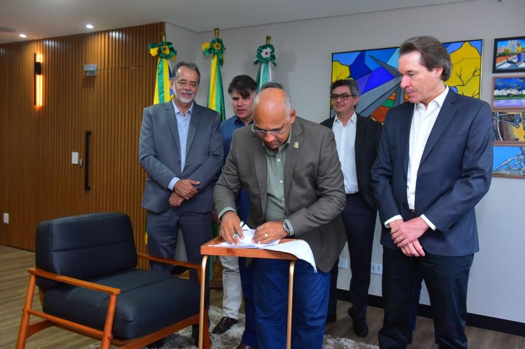 Prefeito Rogério assina cessão de área à Saneago para ampliação da rede de esgoto da Região Noroeste