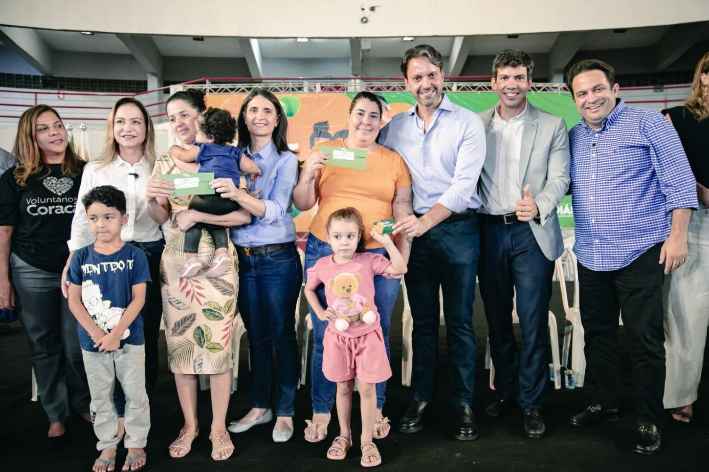 Prefeitura de Anápolis e Governo de Goiás entregam novos cartões do Aluguel Social