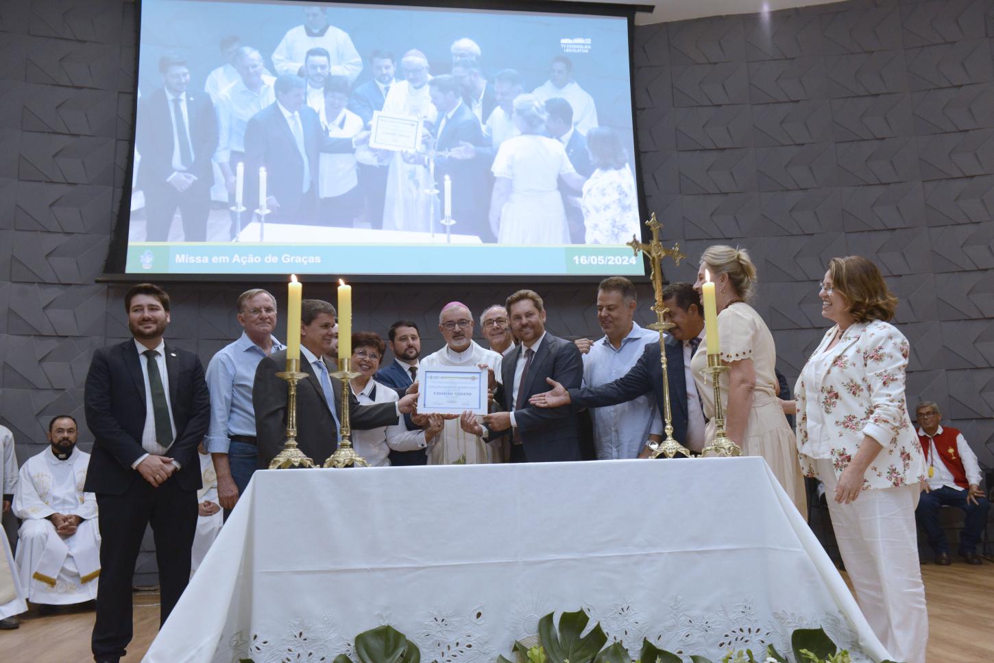 Celebração de missa marca aniversário do presidente Bruno Peixoto e arcebispo Dom João Justino recebe a cidadania goiana