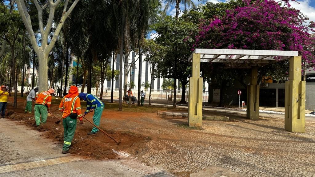 Prefeitura de Goiânia renova paisagismo da Praça do Relógio e do Zoológico com mais de 4 mil mudas ornamentais