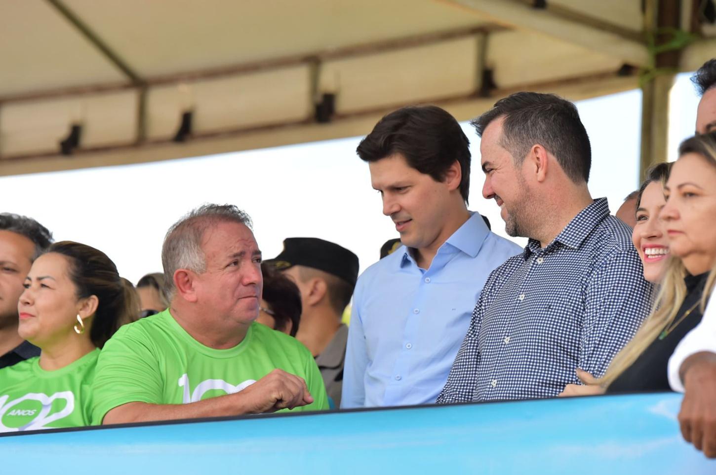 Vilmar, Daniel e Gustavo cantam parabéns para Aparecida de Goiânia