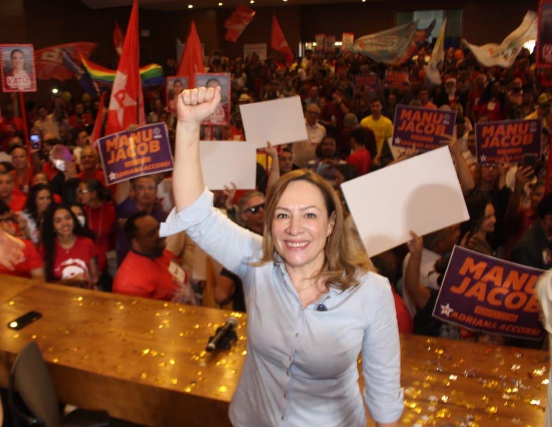 ”Eu sou delegada e minha arma é o diálogo”, diz Adriana Accorsi durante convenção em Goiânia