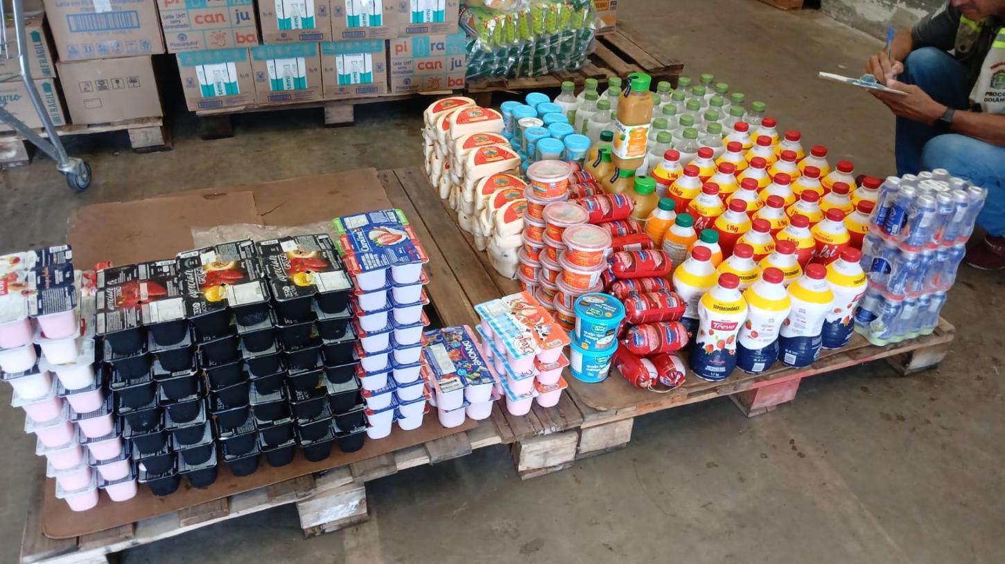 Procon Goiânia apreende mais de 320 de produtos vencidos em supermercado