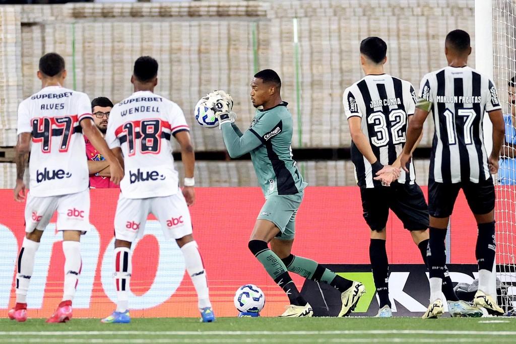 Botafogo e São Paulo empatam em jogo movimentado no Brasileirão