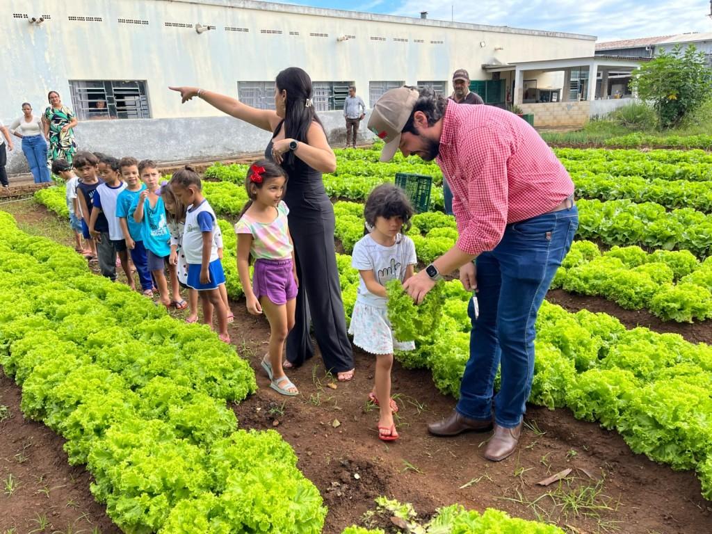 Colheita em horta escolar reúne comunidade e reforça ações de agricultura urbana em Goiânia
