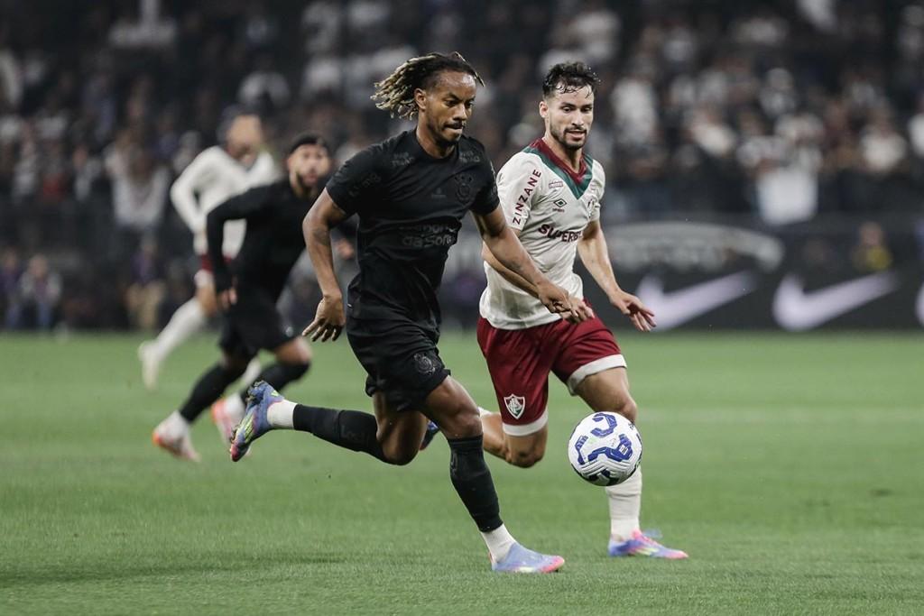 Corinthians aprofunda crise com derrota em casa para o Fluminense pelo Brasileirão