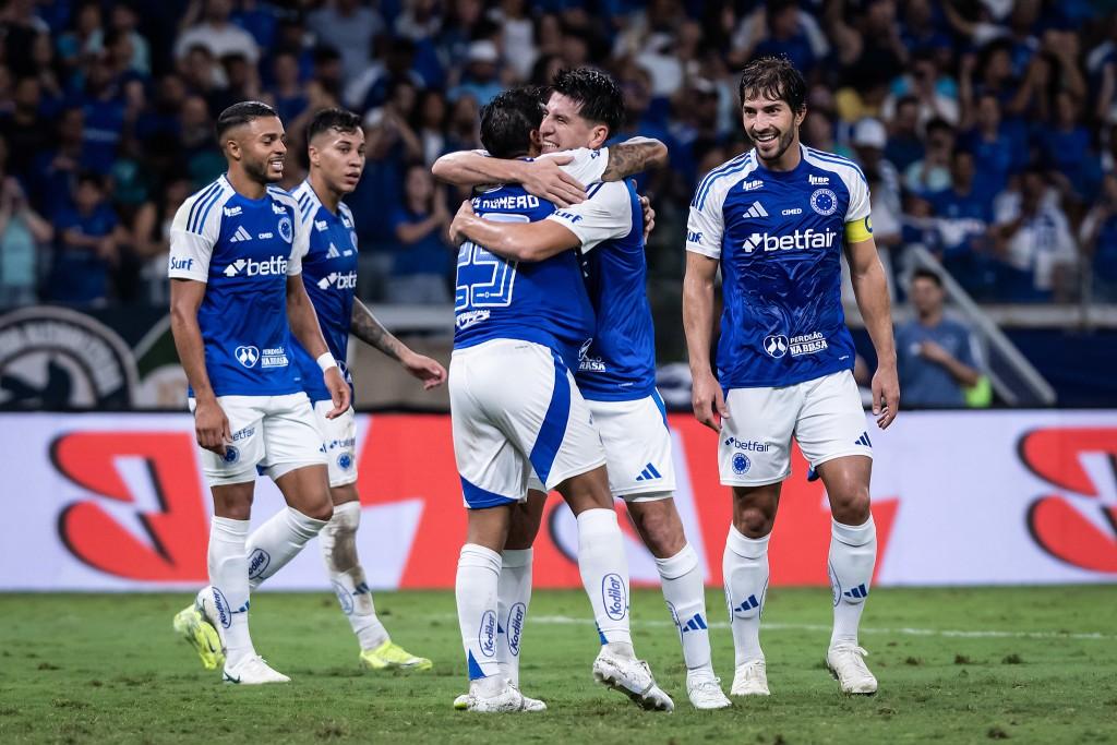 Cruzeiro desencanta, vence Bahia por 3 a 0 e sobe na tabela do Brasileirão