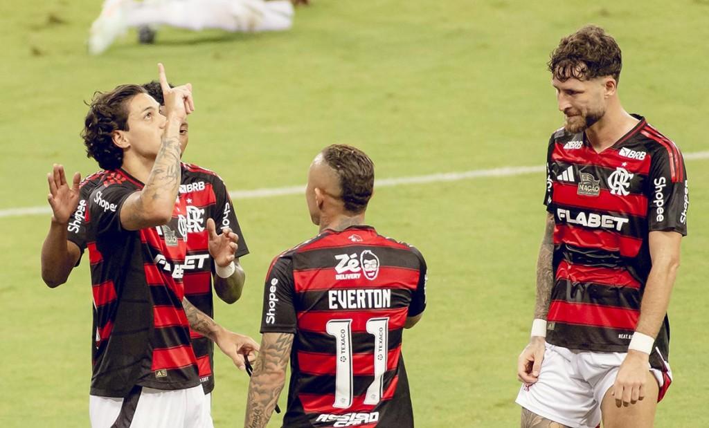 Flamengo aplica goleada histórica no Juventude e é lider do Brasileirão