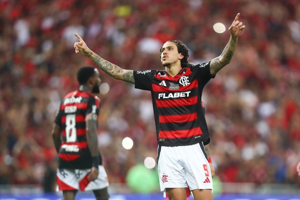 Flamengo domina e goleia Corinthians no Maracanã