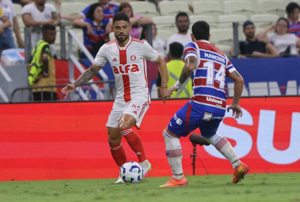 Fortaleza e Internacional empatam em jogo polêmico no Castelão