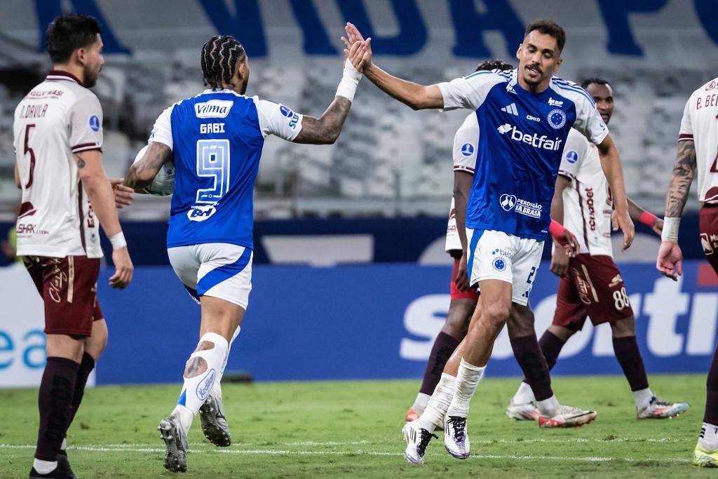 Gabigol marca, mas Cruzeiro perde no Mineirão e amarga lanterna do Grupo E