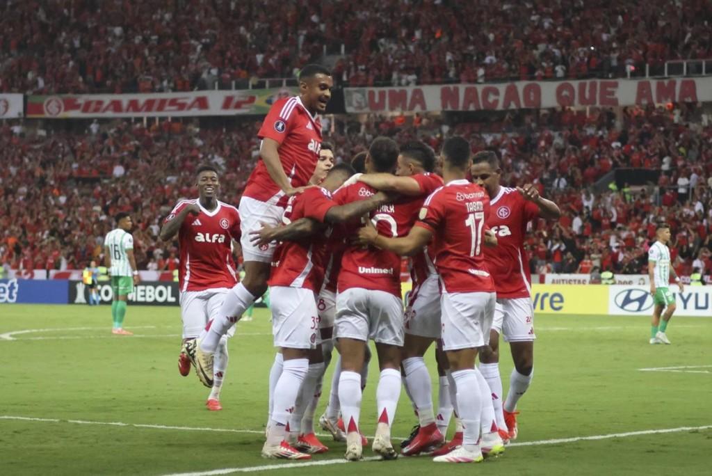 Internacional atropela Atlético Nacional com hat-trick de Alan Patrick na Libertadores