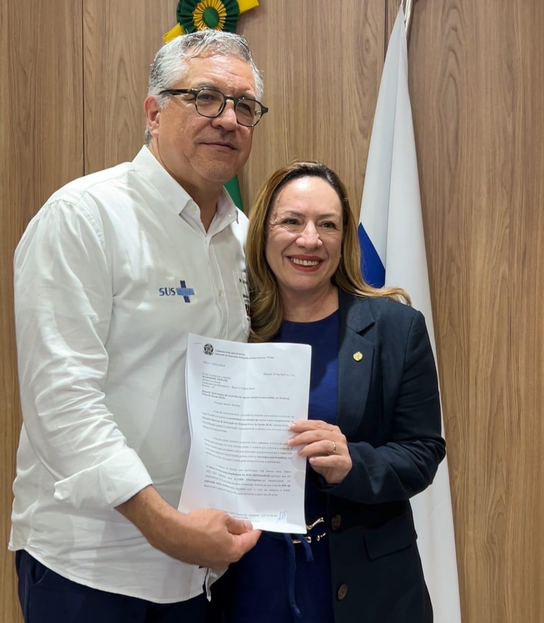 Ministro Padilha garante a Adriana Accorsi que vacina contra herpes-zóster será oferecida no SUS