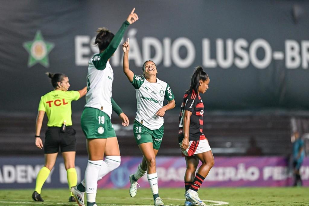Palmeiras atropela o Flamengo e assume a liderança do Brasileirão Feminino