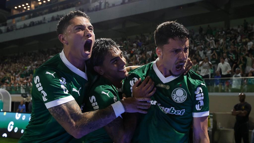 Palmeiras domina o Derby, vence o Corinthians e assume a liderança do Brasileirão