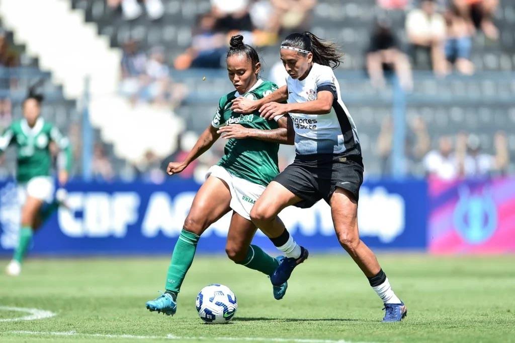 Palmeiras vira clássico e assume a liderança do Brasileirão Feminino contra o Corinthians