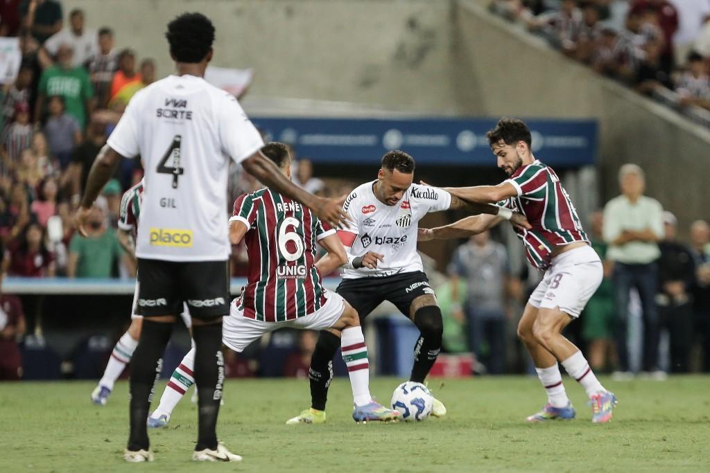 Santos sofre derrota nos acréscimos para o Fluminense e aumenta pressão sobre o técnico