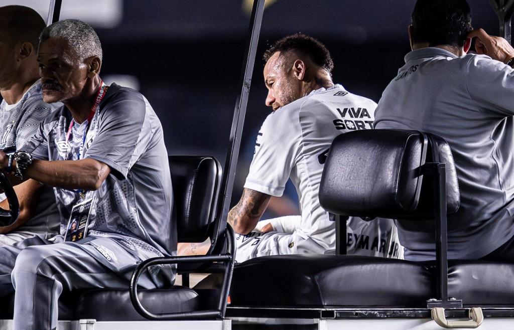 Santos vence Atlético-MG, mas noite é marcada por lesão e lágrimas de Neymar