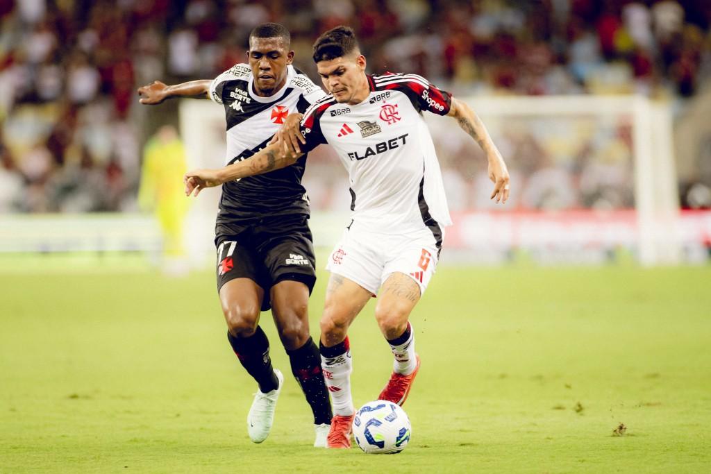 Vasco e Flamengo empatam em clássico movimentado