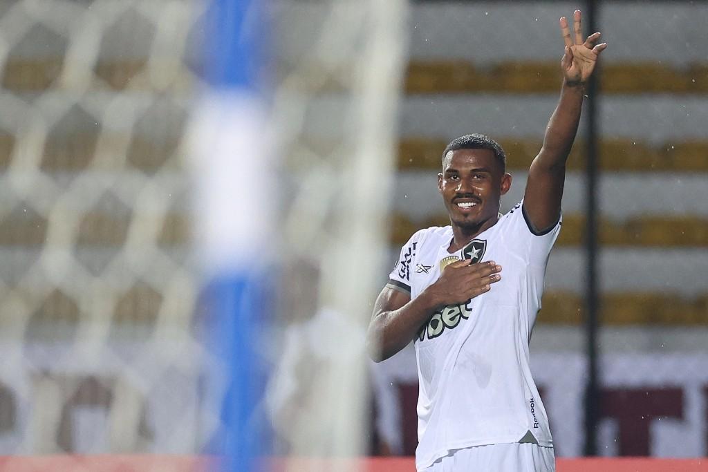 Botafogo sofre, mas vence Carabobo na Venezuela e segue vivo na Libertadores