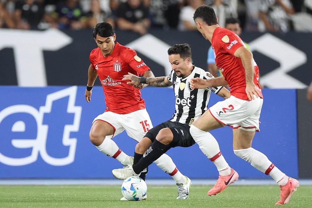 Botafogo vence Estudiantes e mantém esperança na Libertadores