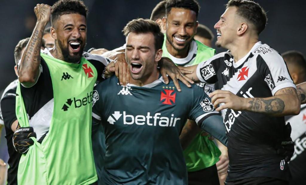 Com drama e emoção, Vasco avança na Copa do Brasil