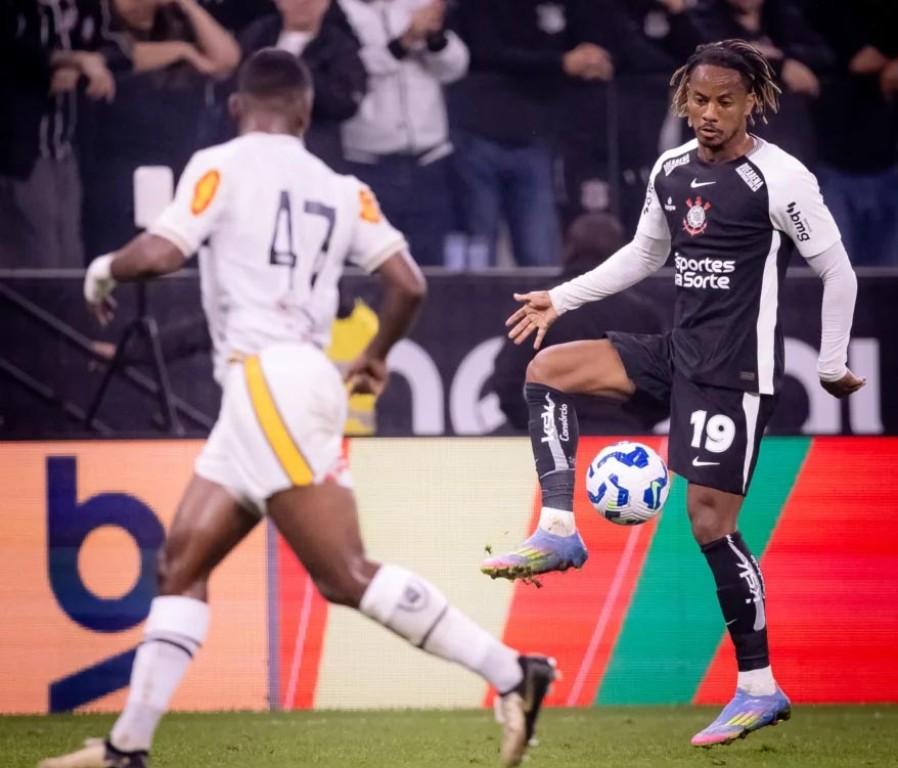 Corinthians avança na Copa do Brasil com gol nos acréscimos