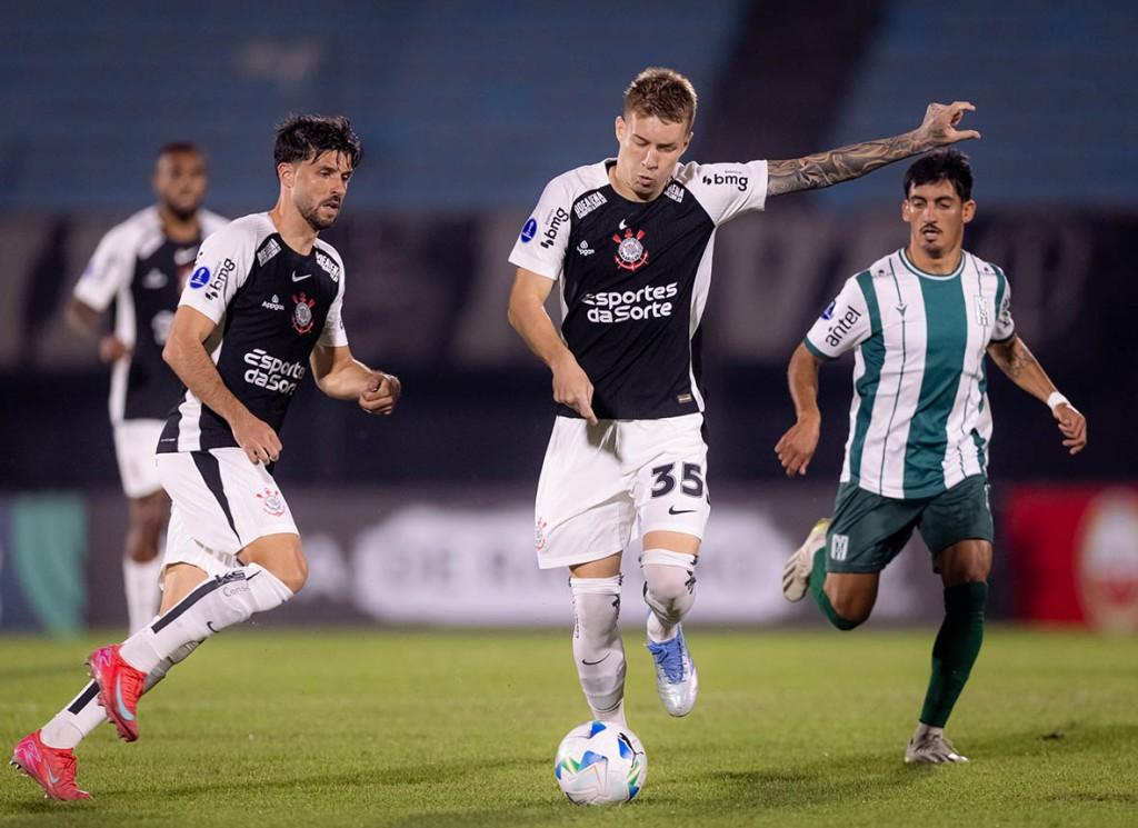 Corinthians vence Racing-URU e garante vice-liderança na Sul-Americana