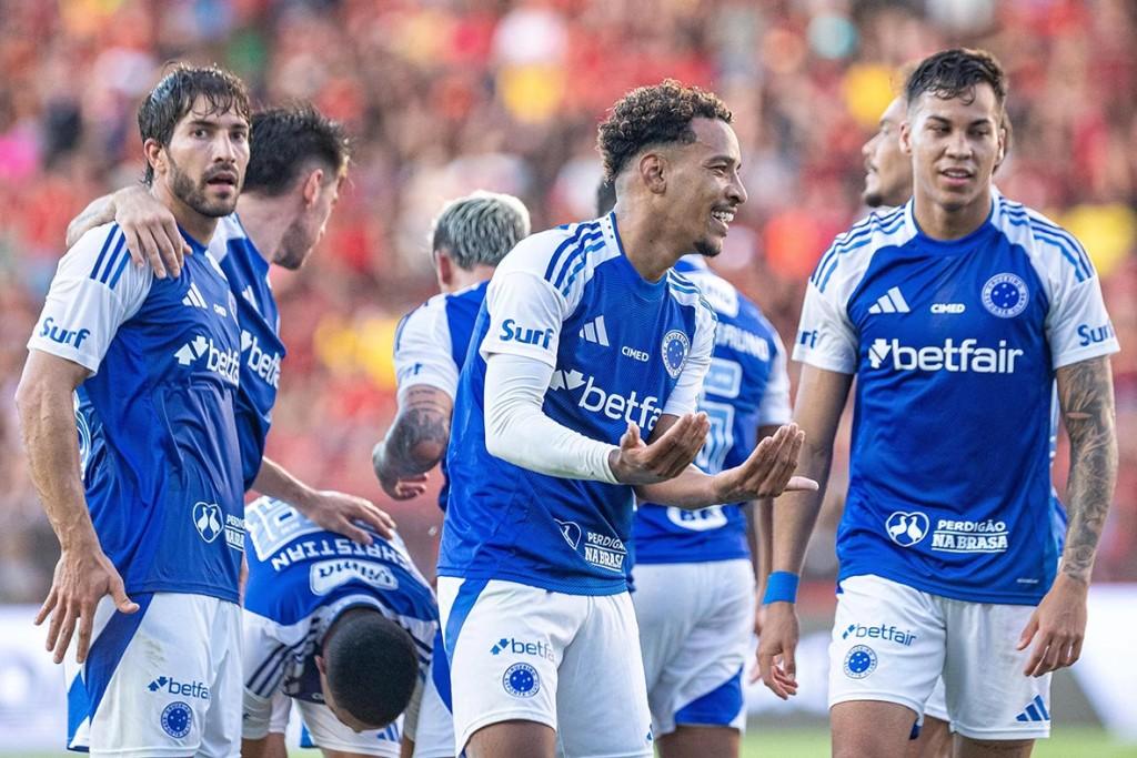 Cruzeiro dá show na Ilha do Retiro e goleia o Sport 