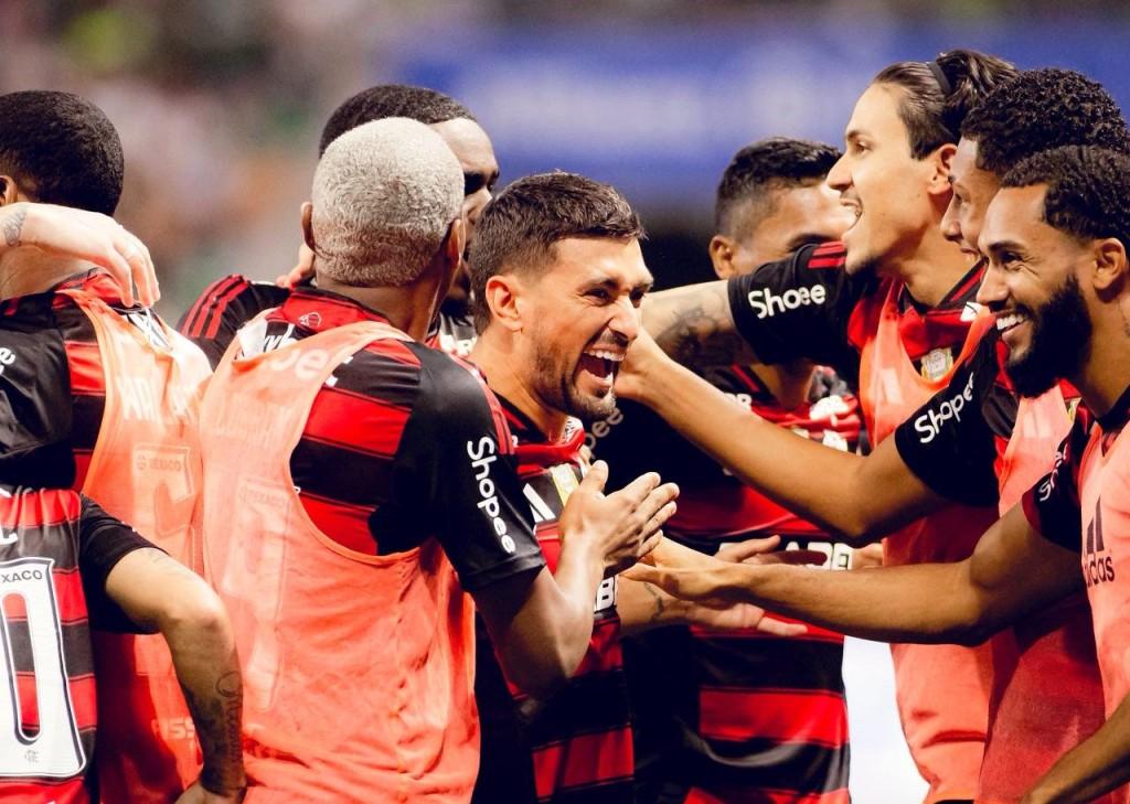 Flamengo vence o líder Palmeiras e acende a disputa pelo Brasileirão