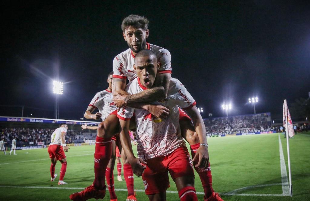 Golaço de Jhon Jhon garante vitória e cola o Bragantino no G-4 do Brasileirão