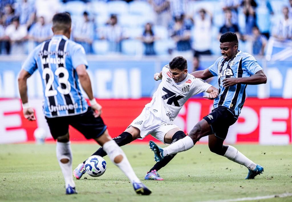 Grêmio vence o Santos e afasta fantasma do rebaixamento no Brasileirão