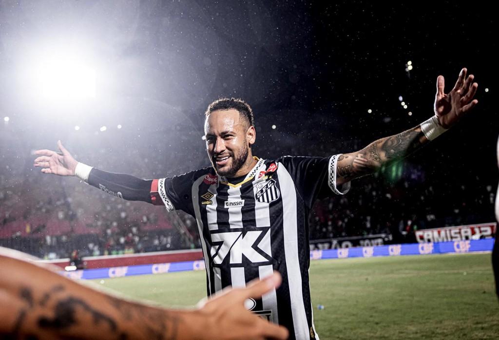 Santos quebra jejum, vence o Vitória e ganha fôlego no Brasileirão