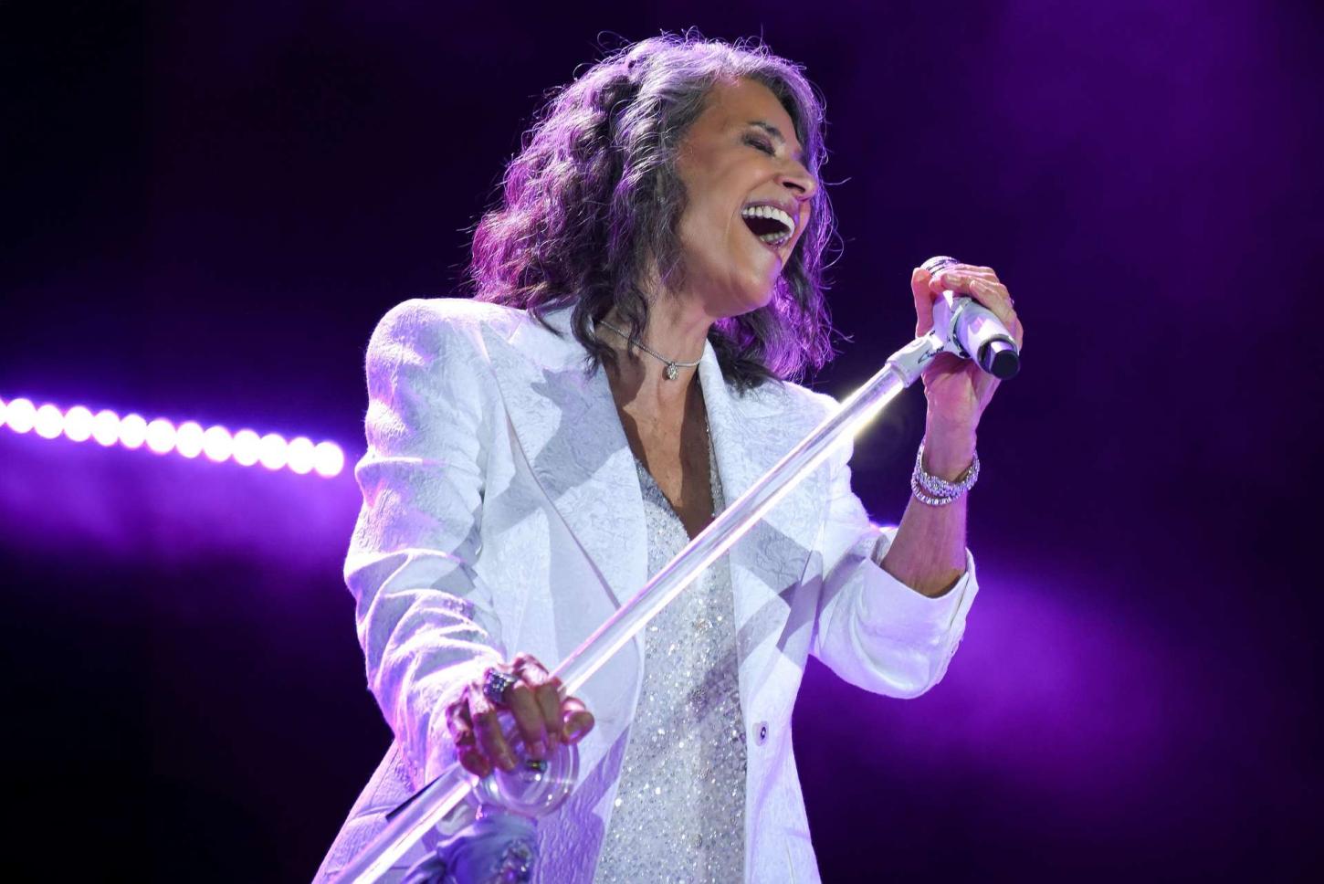 Simone realiza show em Goiânia no Teatro Rio Vermelho